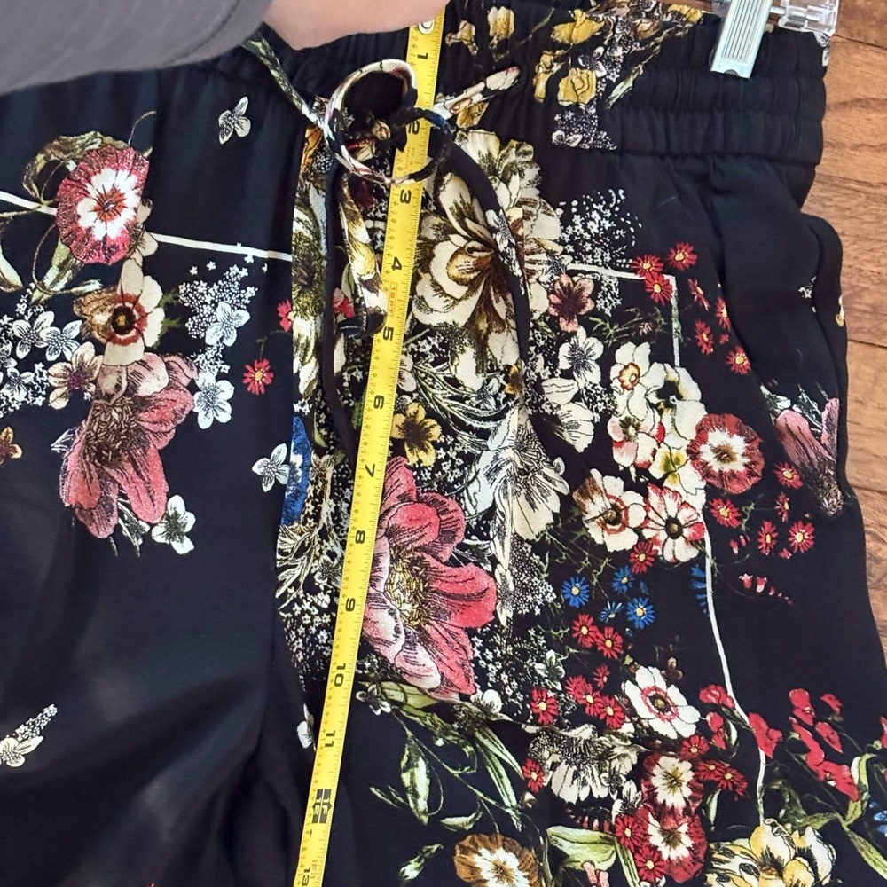 Black floral flowy pants by Philosophy - Picture 5 of 7